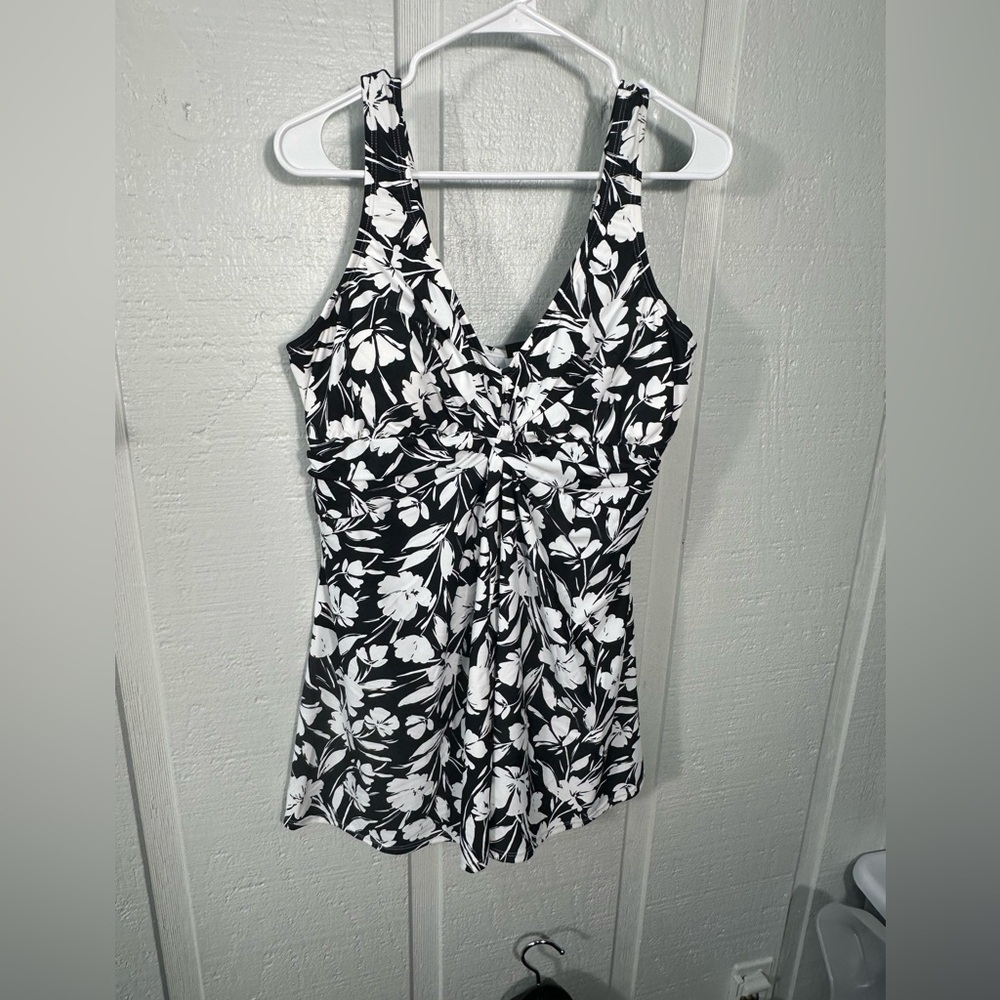 LIsland Escape Women’s Black and White Floral Tankini Top Size 18W EUC